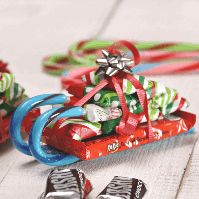 Candy Cane Sleigh | The best ever kids Christmas Craft Ideas. So many fun ideas to get the kids involved in the holiday fun!