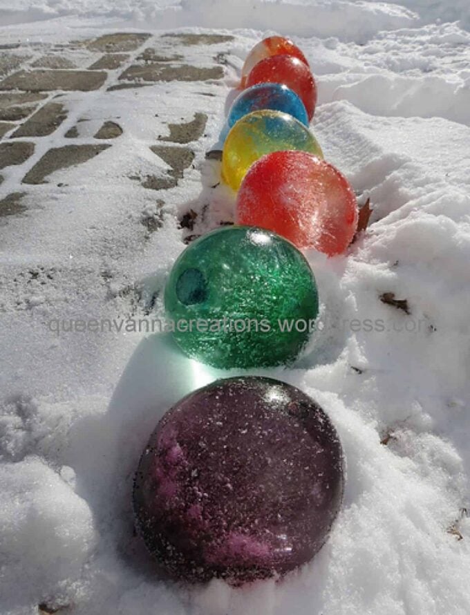 How to make colored ice balls and other great activities for the snow