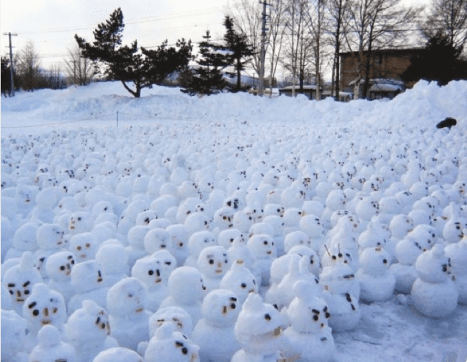An army of mini snowman on someones front lawn
