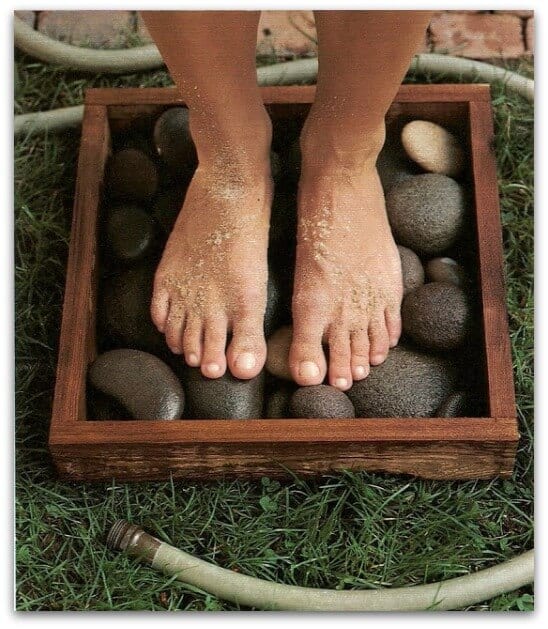 stone box to rinse feet