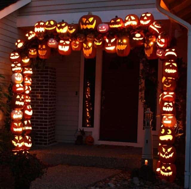 Make a pumpkin archway using foam pumpkins from Carzi Carlos