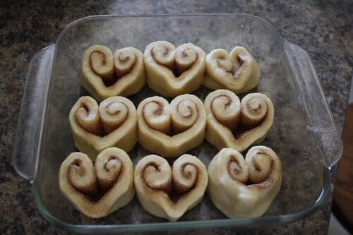 heart_shaped_cinnamon_rolls