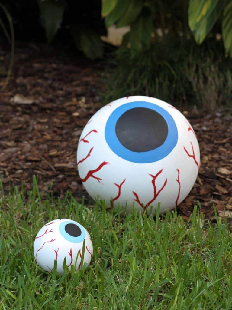 Scary Eyeball Halloween Decor by DIY Network and other easy Halloween decorations