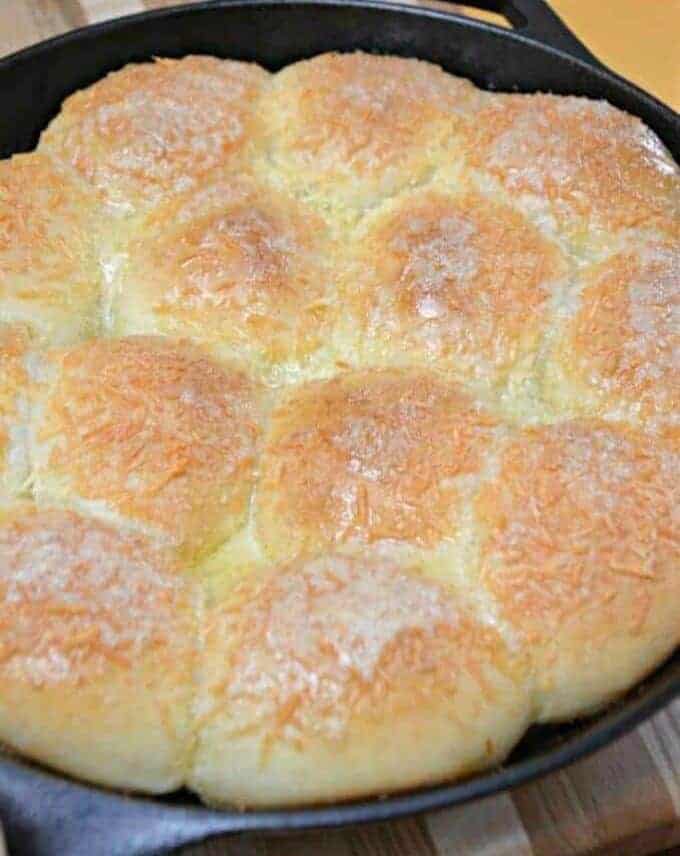 Cheesy Mozzarella Stuffed Garlic Rolls