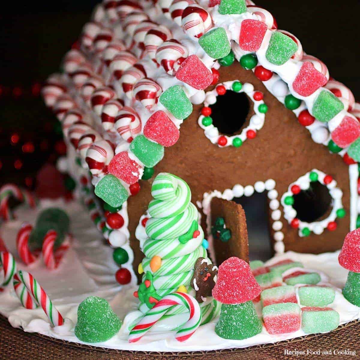 https://princesspinkygirl.com/wp-content/uploads/2015/12/gingerbread-house-1f.jpg
