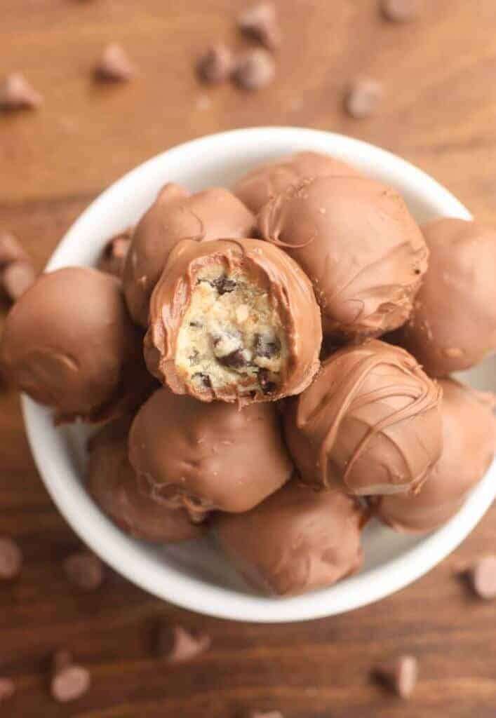 A bowl of food on a plate, with Chocolate and Cookie