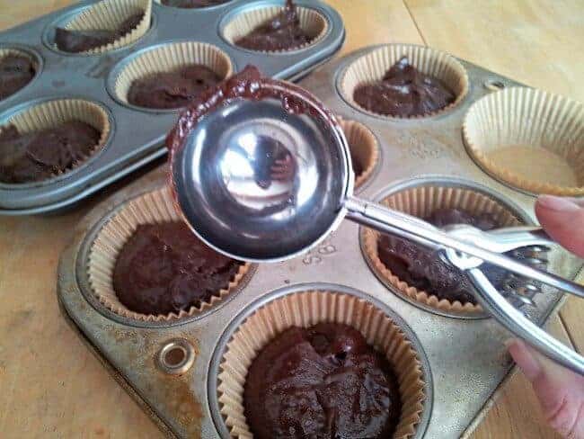 Get perfect sized cupcakes using an ice cream scoop from Honest and Truly