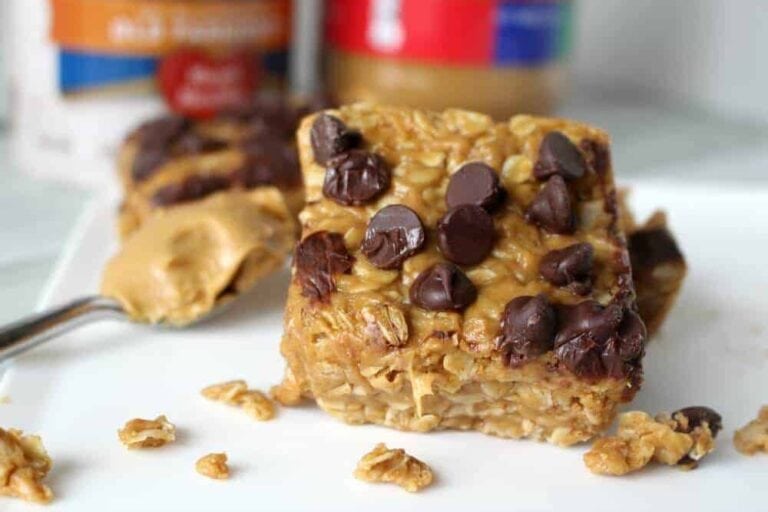 These No Bake Peanut Butter Oatmeal Bars are the perfect quick breakfast or afternoon snack. Healthy and delicious!