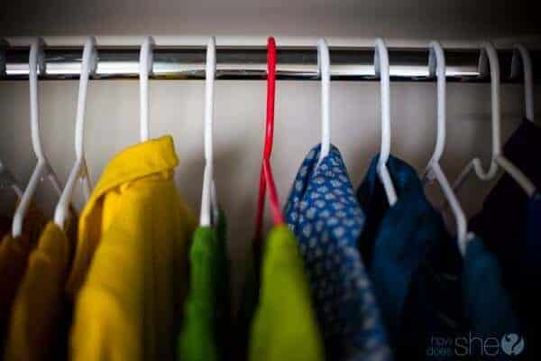 Hanger Colors by How Does She | Smart Closet Hacks and Closet Organization Ideas