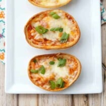 A pizza sitting on top of a wooden tray