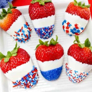 patriotic chocolate covered strawberries featured image