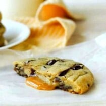 caramel stuffed chocolate-chip-cookies caramel square