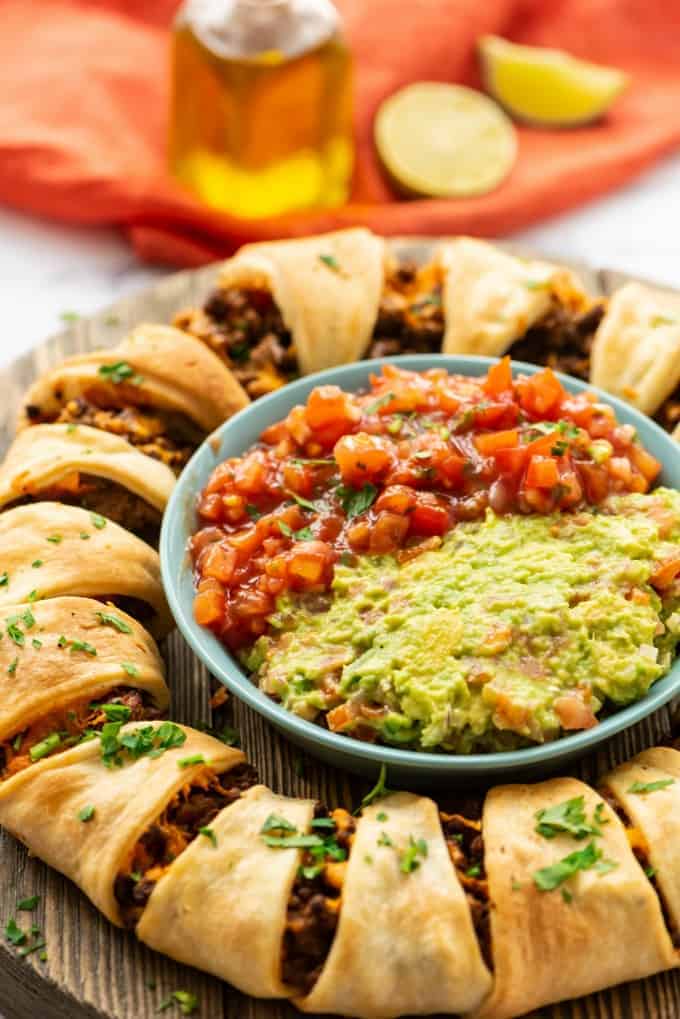 Taco Ring with salsa and guacamole