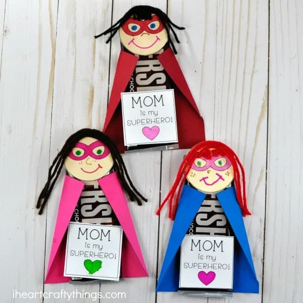 DIY superhero candy bars for Mother\'s Day