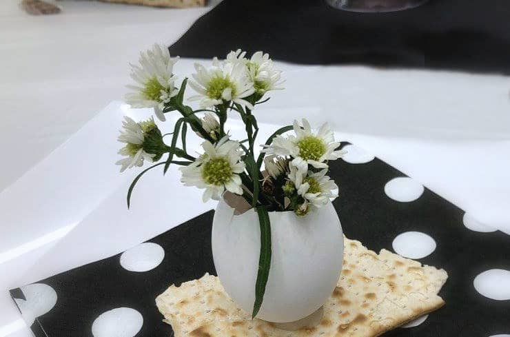 Eggshell vase with white flowers