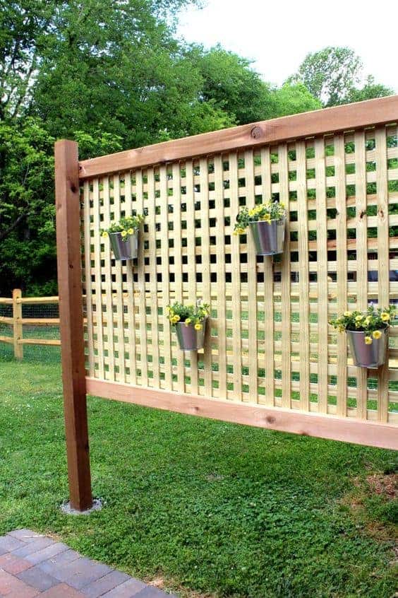 Outdoor Privacy Screen via Ehow | Budget Backyard Ideas you can do this weekend! 