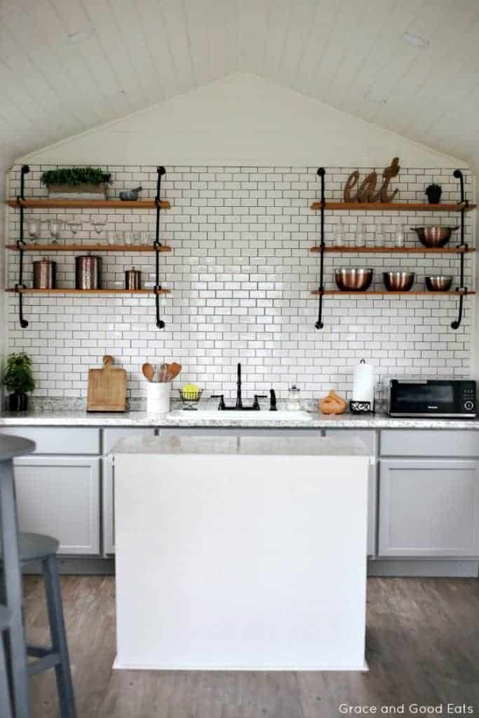 https://princesspinkygirl.com/wp-content/uploads/2018/06/White-Farmhouse-Kitchen-by-Grace-and-Good-Eats-Dreamy-Modern-Farmhouse-Kitchens.jpg