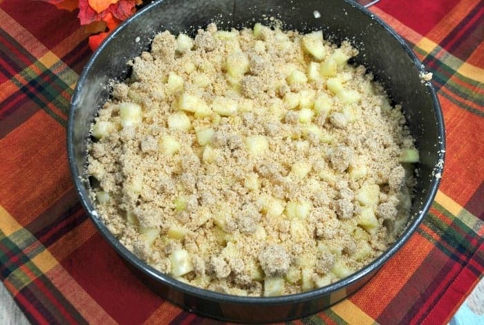 how to make Cinnamon Apple Crumb Cake