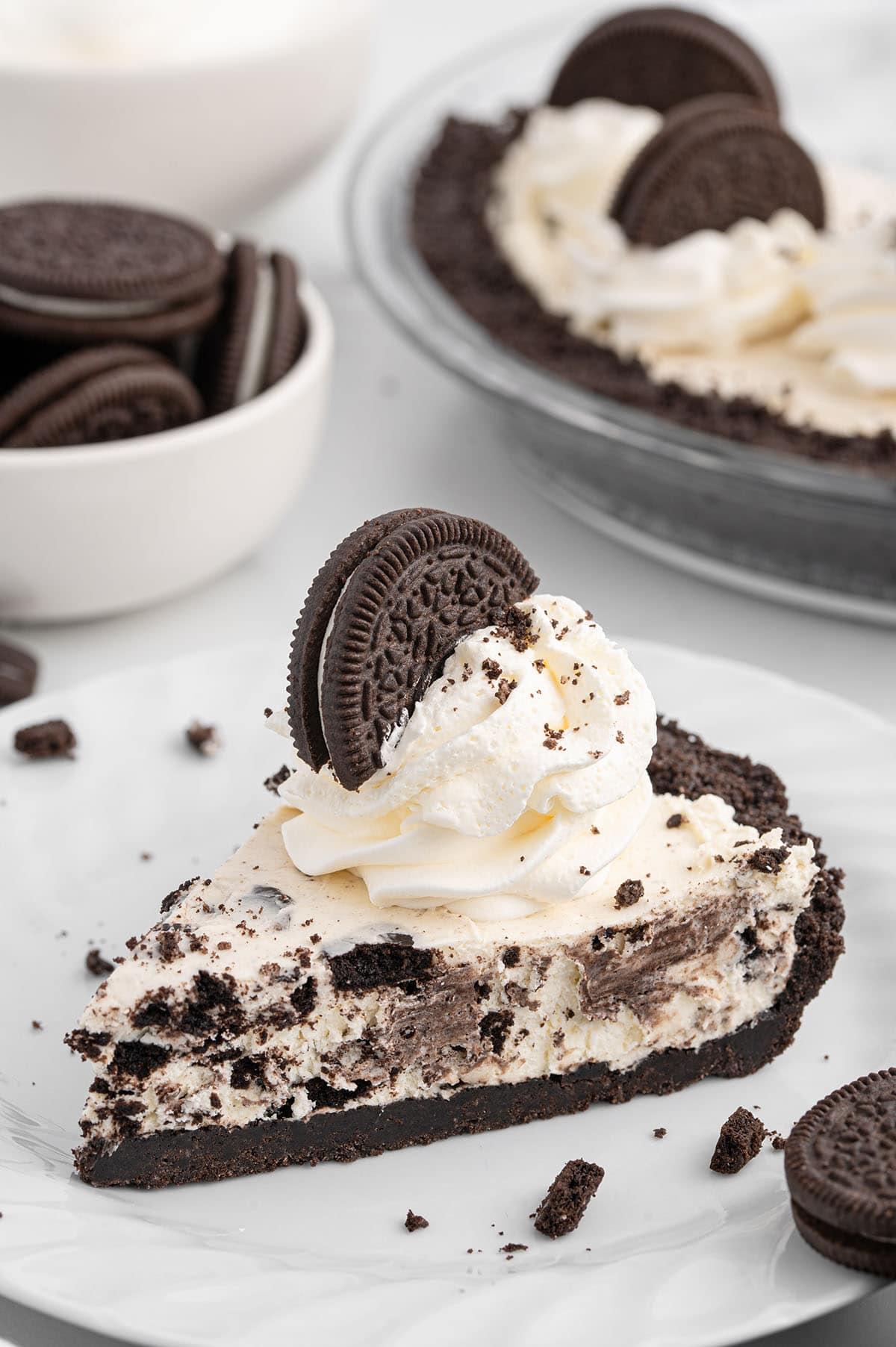 a slice of oreo pie on a plate. 