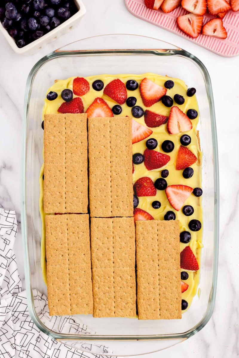 layer with pudding and fruit slices