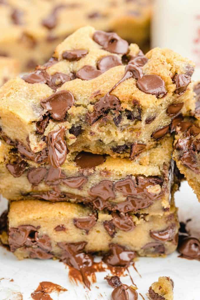 zoomed in chocolate chip cookie bars