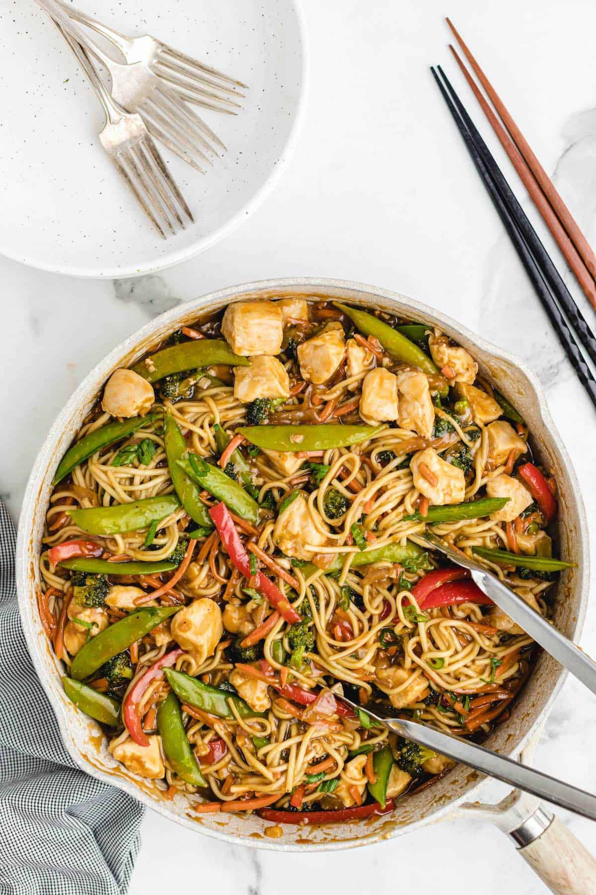 chicken lo mein stir fry in a pan.