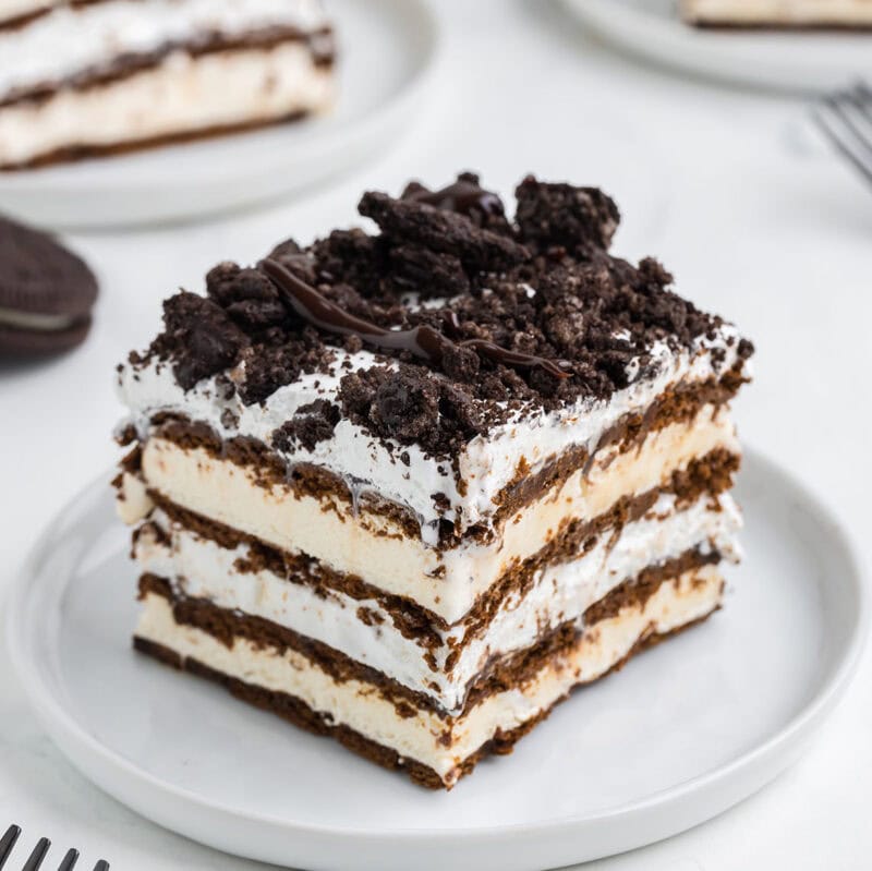 a slice of ice cream sandwich cake on a plate.