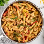 chicken fajita pasta in a pan.