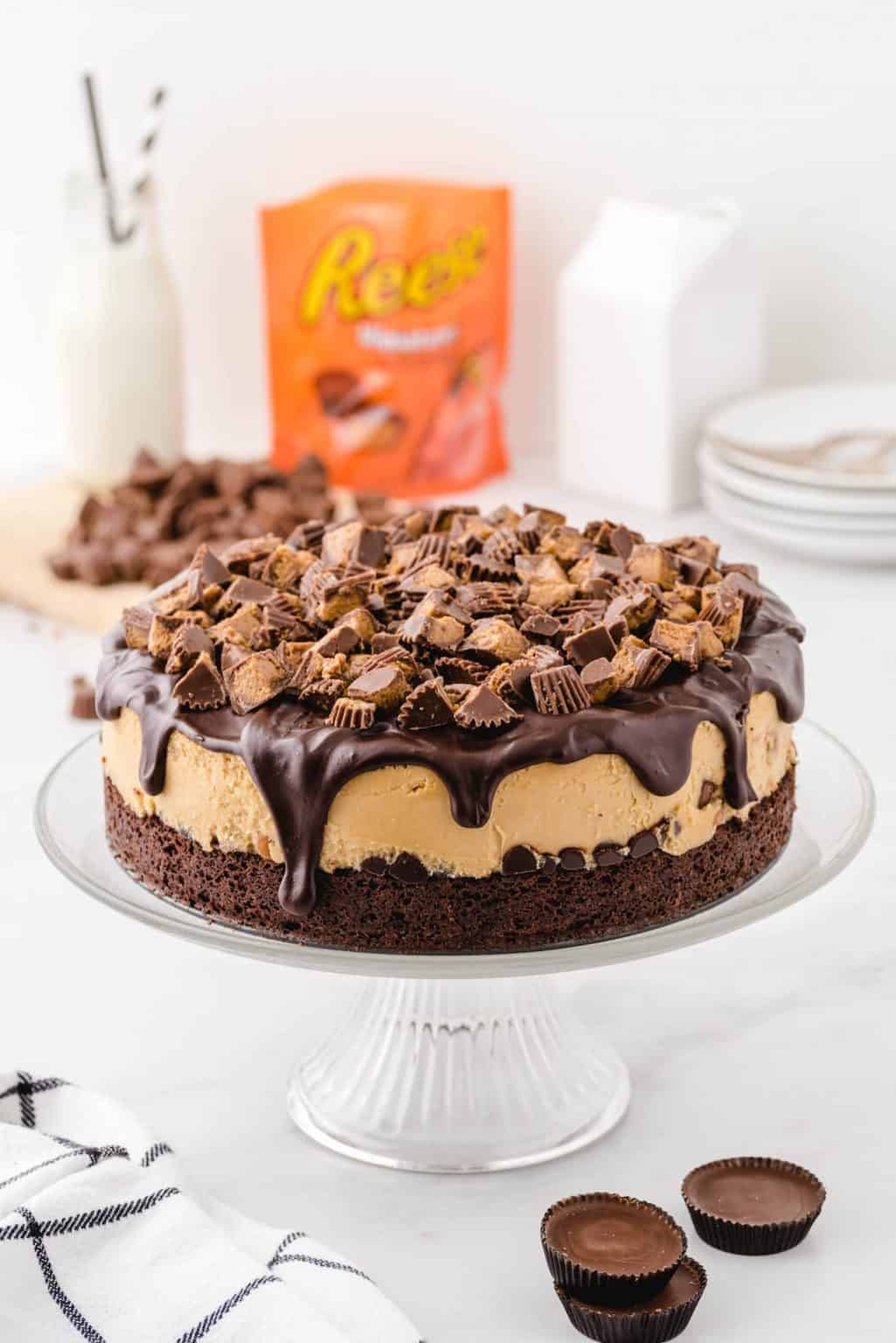 Reese’s Cheesecake with a perfectly baked brownie crust that’s filled with chocolate and peanut butter chips followed by creamy peanut butter cream cheese filling and topped with Reese’s Peanut Butter Cups.