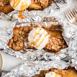 campfire apple crisp in foil packets featured image