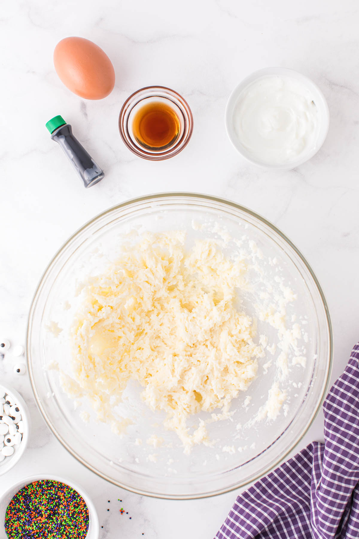 Beat the sugar and butter together with a mixer until creamy and fluffy