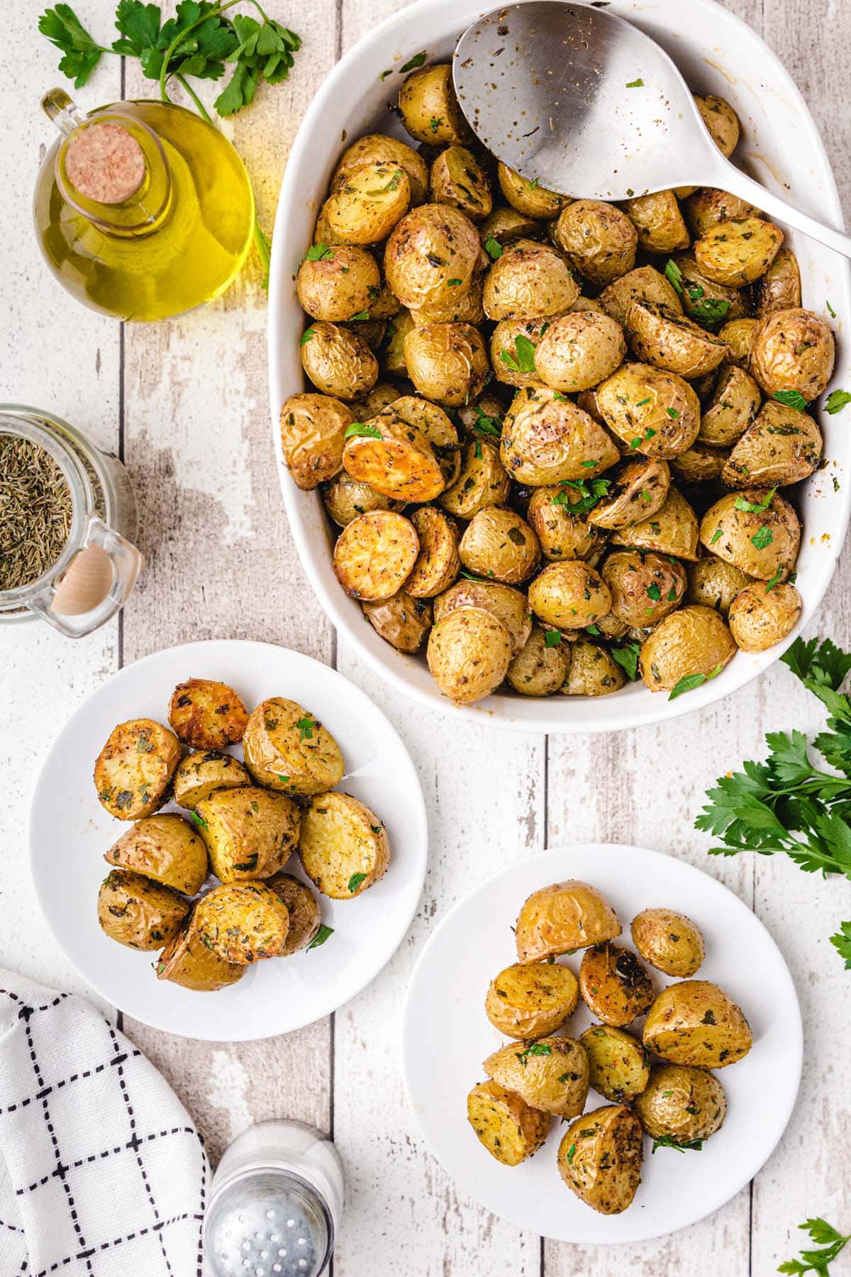 roasted potatoes serve in 2 plates