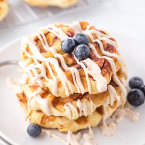 cinnamon roll waffles featured image