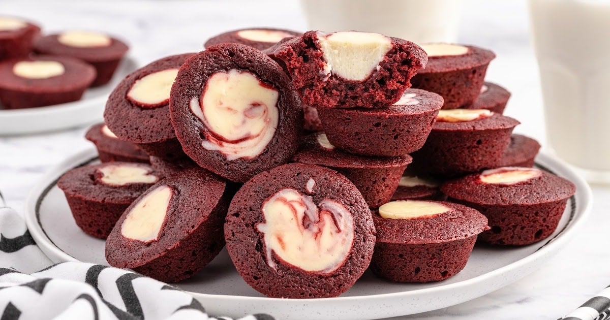 Red Velvet Roseta  Desserts, Mini cheesecake, Food