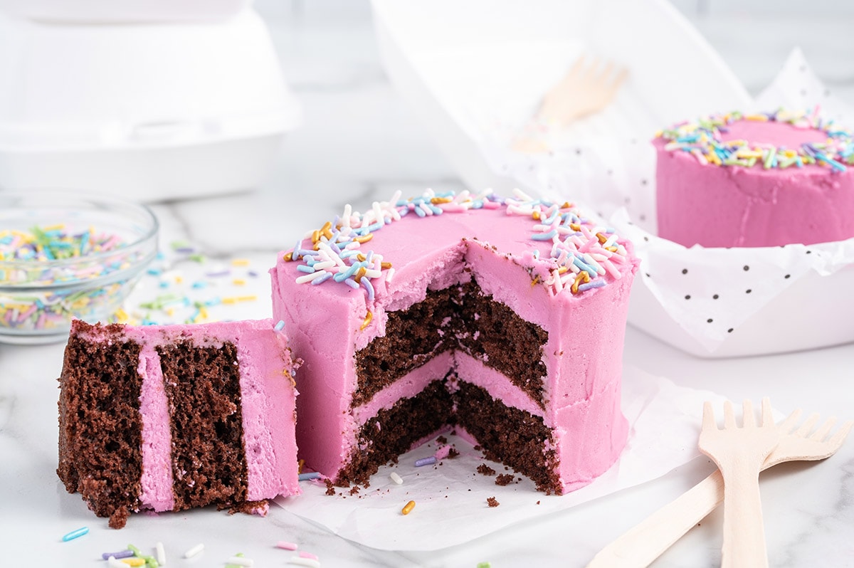 cut a slice of lunch box cake