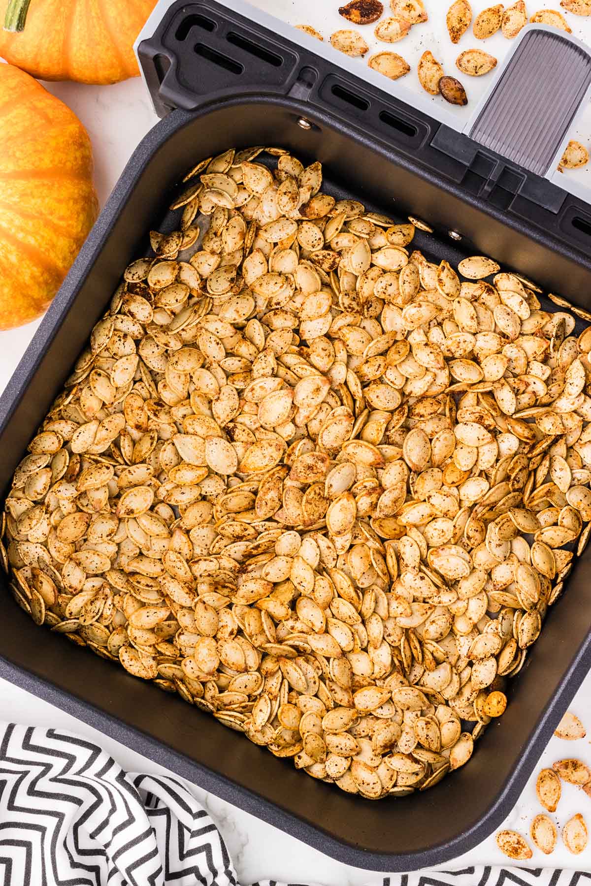 seasoned pumpkin seeds inside air fryer. 