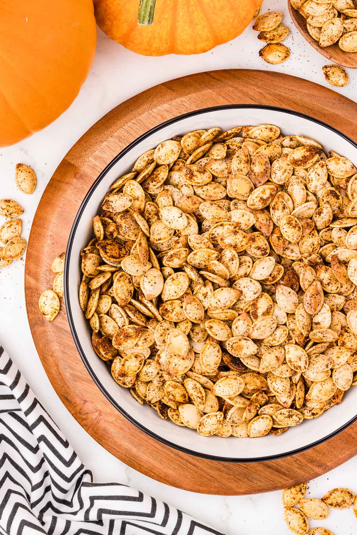 air fryer pumpkin seeds served in a bowl. 