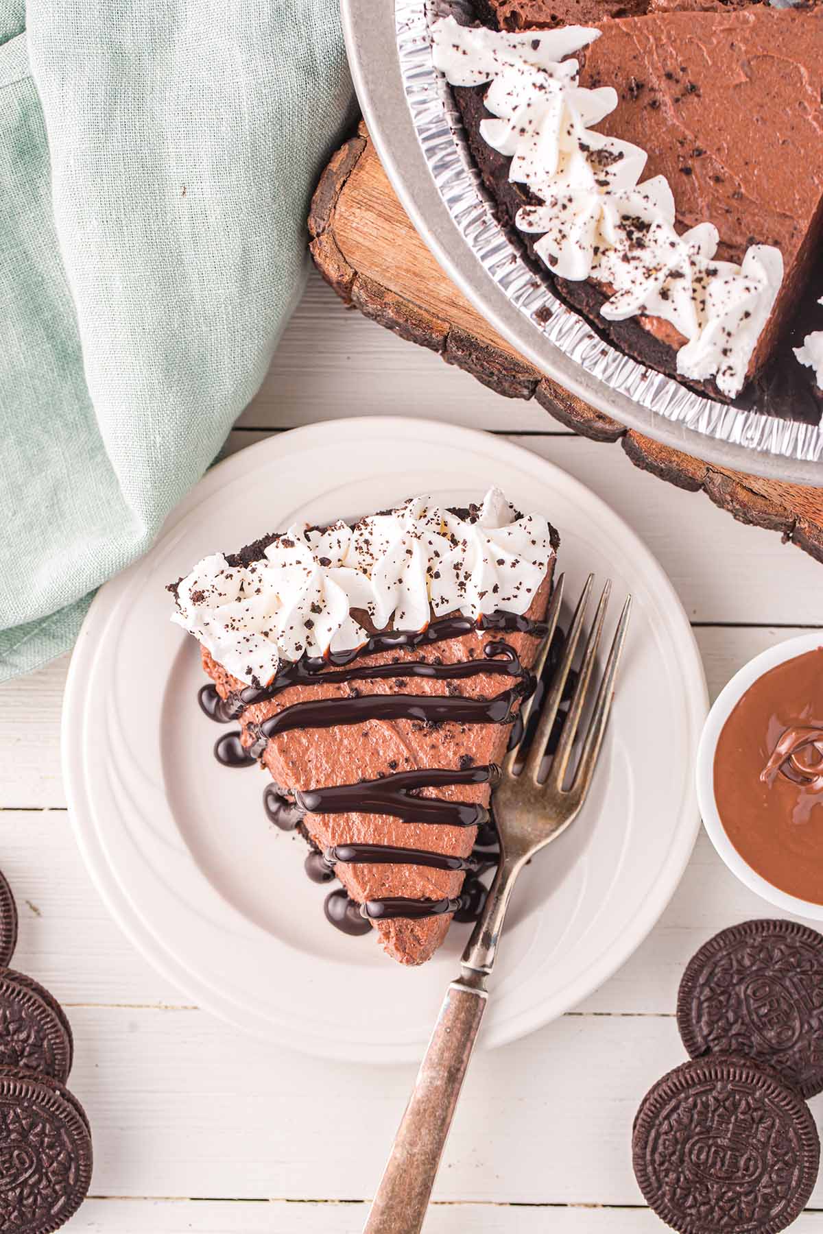 2 slices of nutella pie on different white plates. 