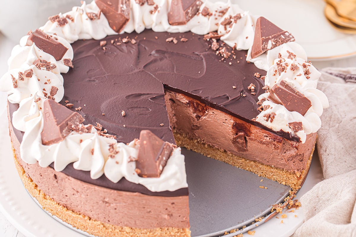 toblerone cheesecake topped with whipped topping and toblerone pieces.