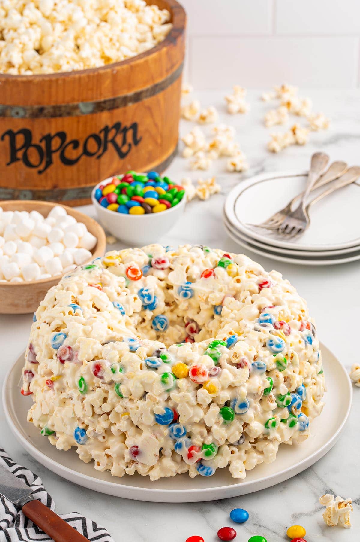 a plate of popcorn cake on the table.