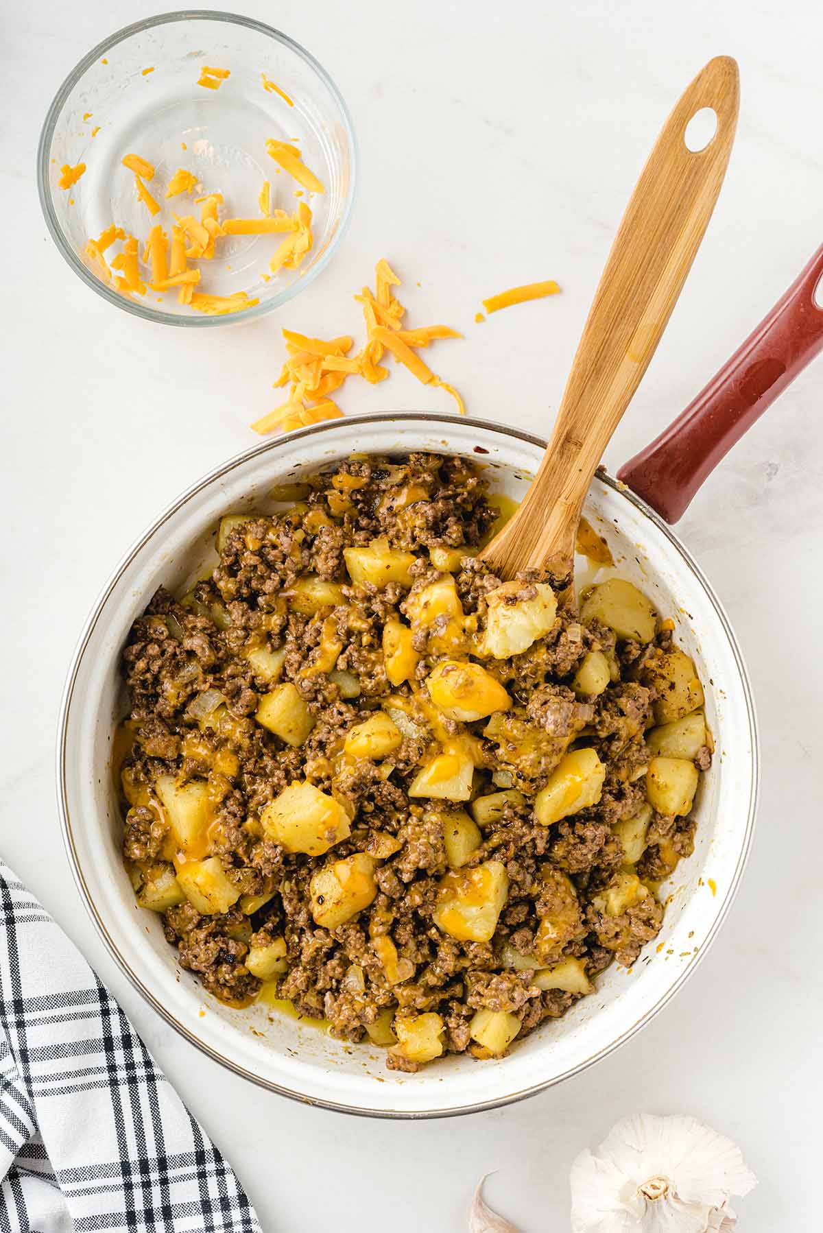 mix the beef, potatoes and cheese. 