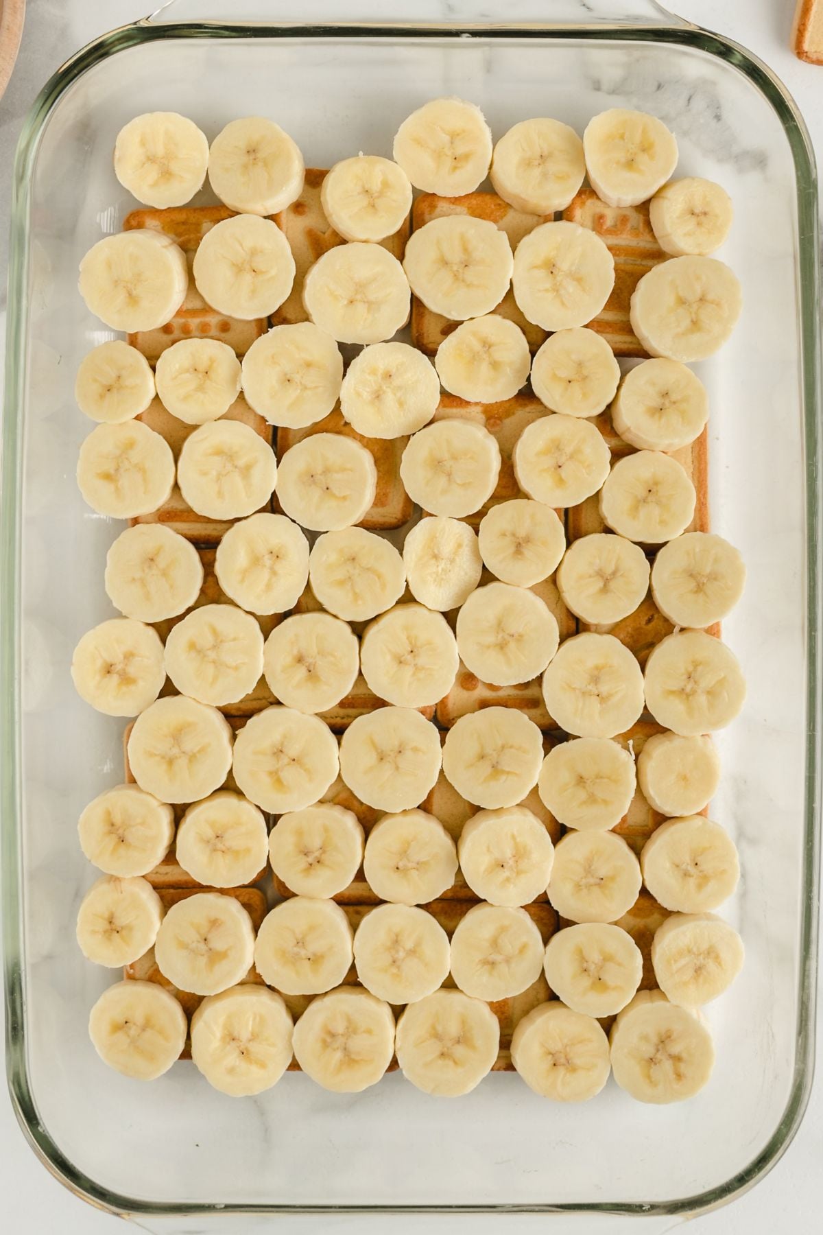 add the banana on top of the cookies. 