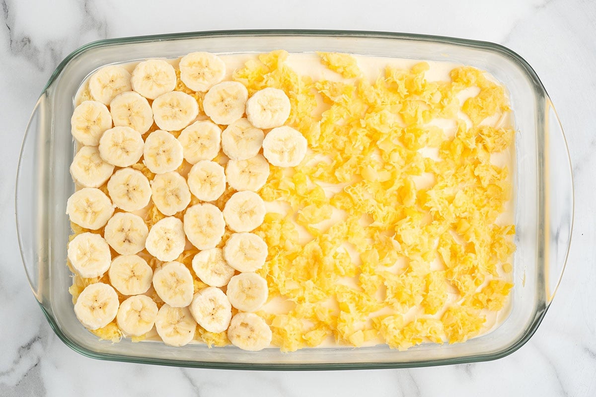 adding sliced banana layer to cake