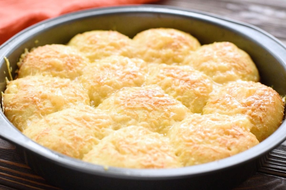 garlic dinner rolls in a pan.