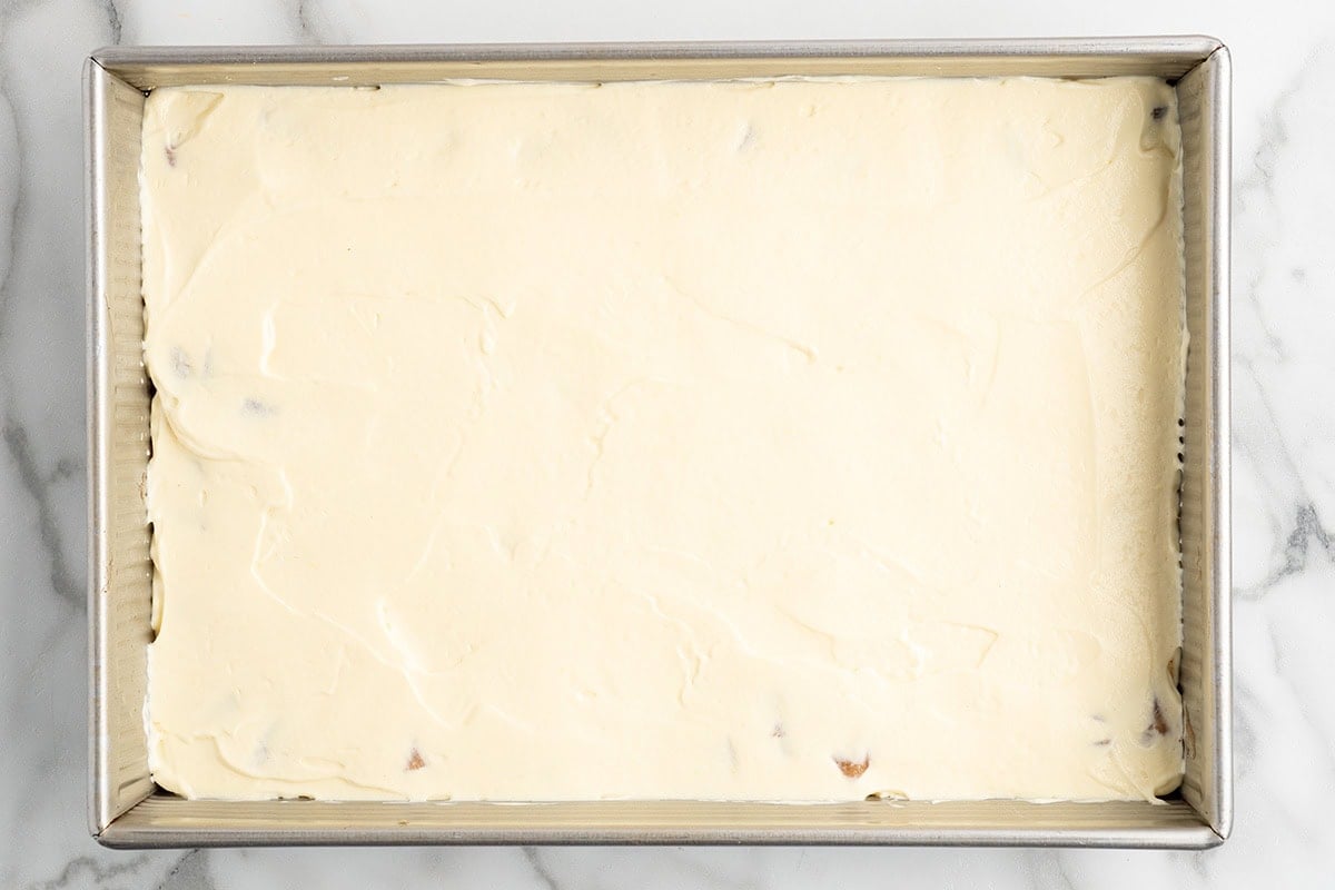 Spread the cream filling evenly over the apple layer, covering it completely.