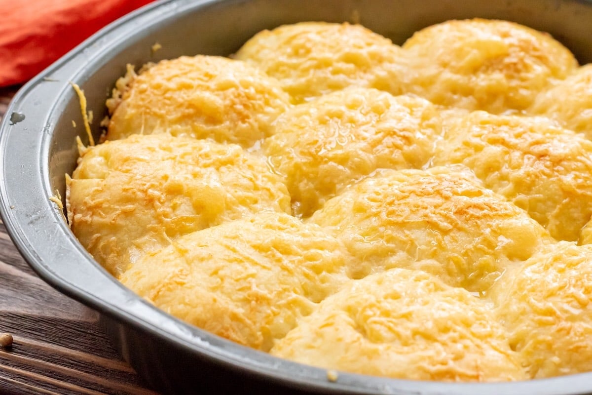 cheesy garlic dinner roll with parmesan cheese