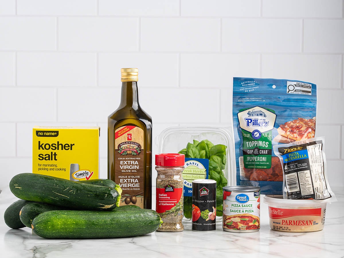 Pizza zucchini boats ingredients.