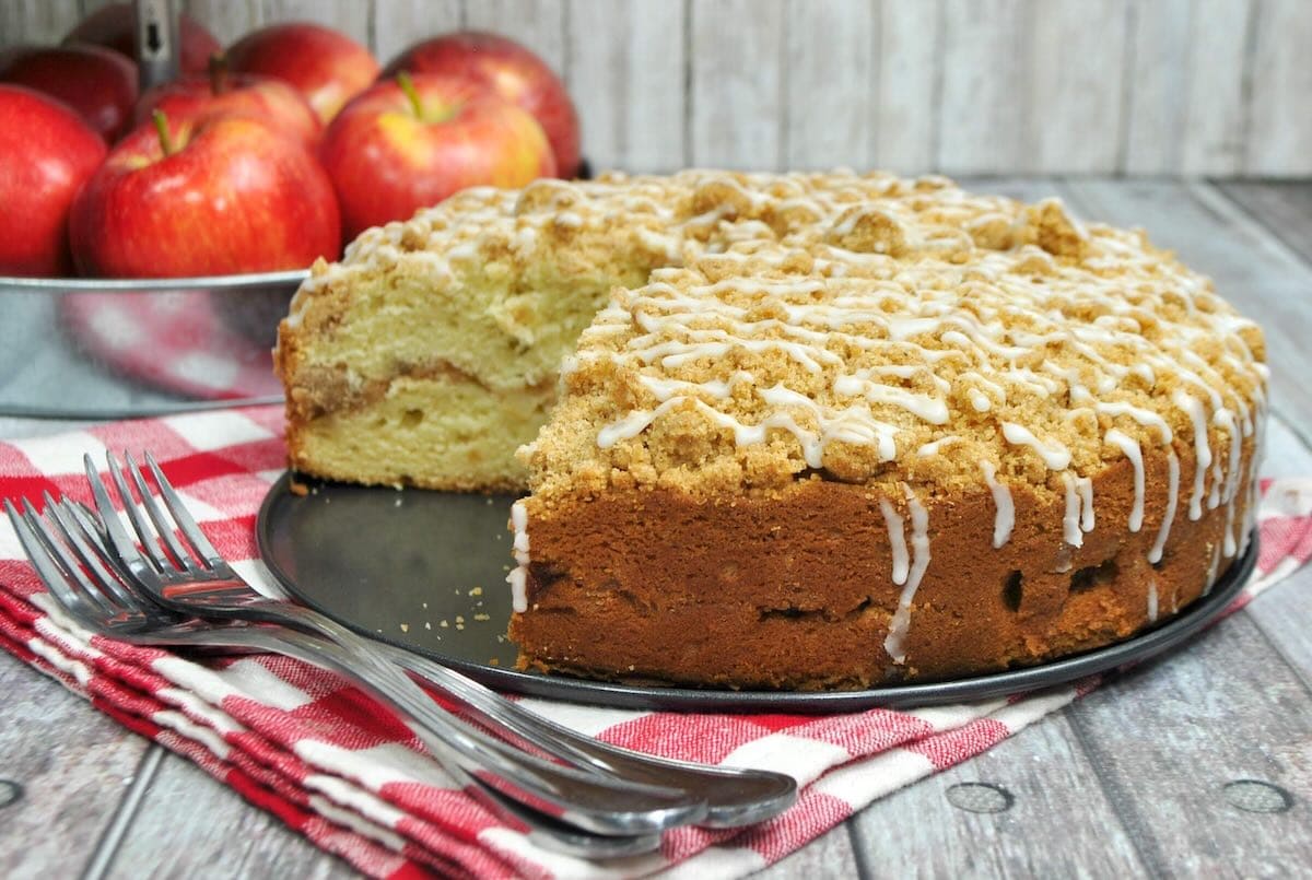 sliced apple crumb cake.