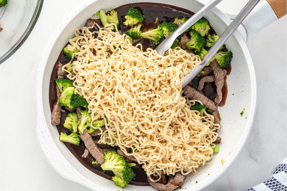 mix the steak, sauce and broccoli in the skillet. 