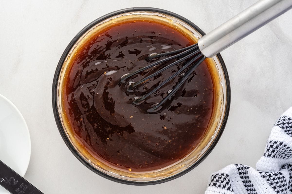 mix the sauce in the bowl. 
